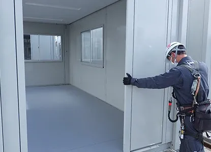 ユニットハウスの設置スタッフ